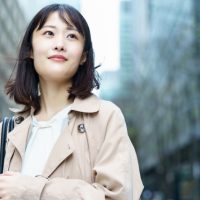 ビジネス街を歩く女性