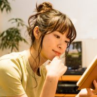 長期的な夢の実現も、とりあえずサクッと稼ぎたい派も、効率よく高収入ならノンアダルト チャットレディ。