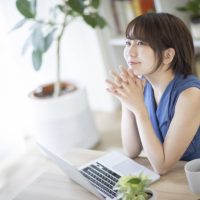 笑顔でパソコンに向かう女性