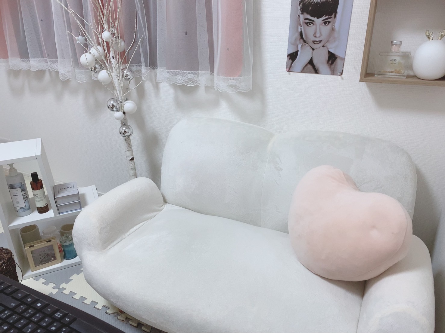 白いソファとピンクのクッション