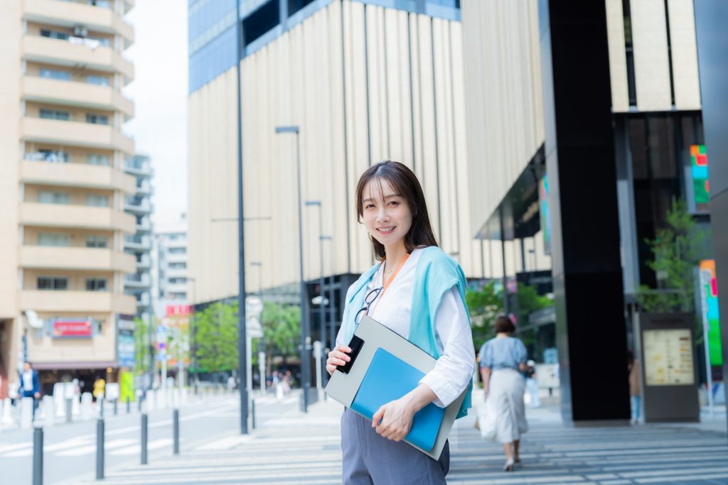 オフィス街にいる女性
