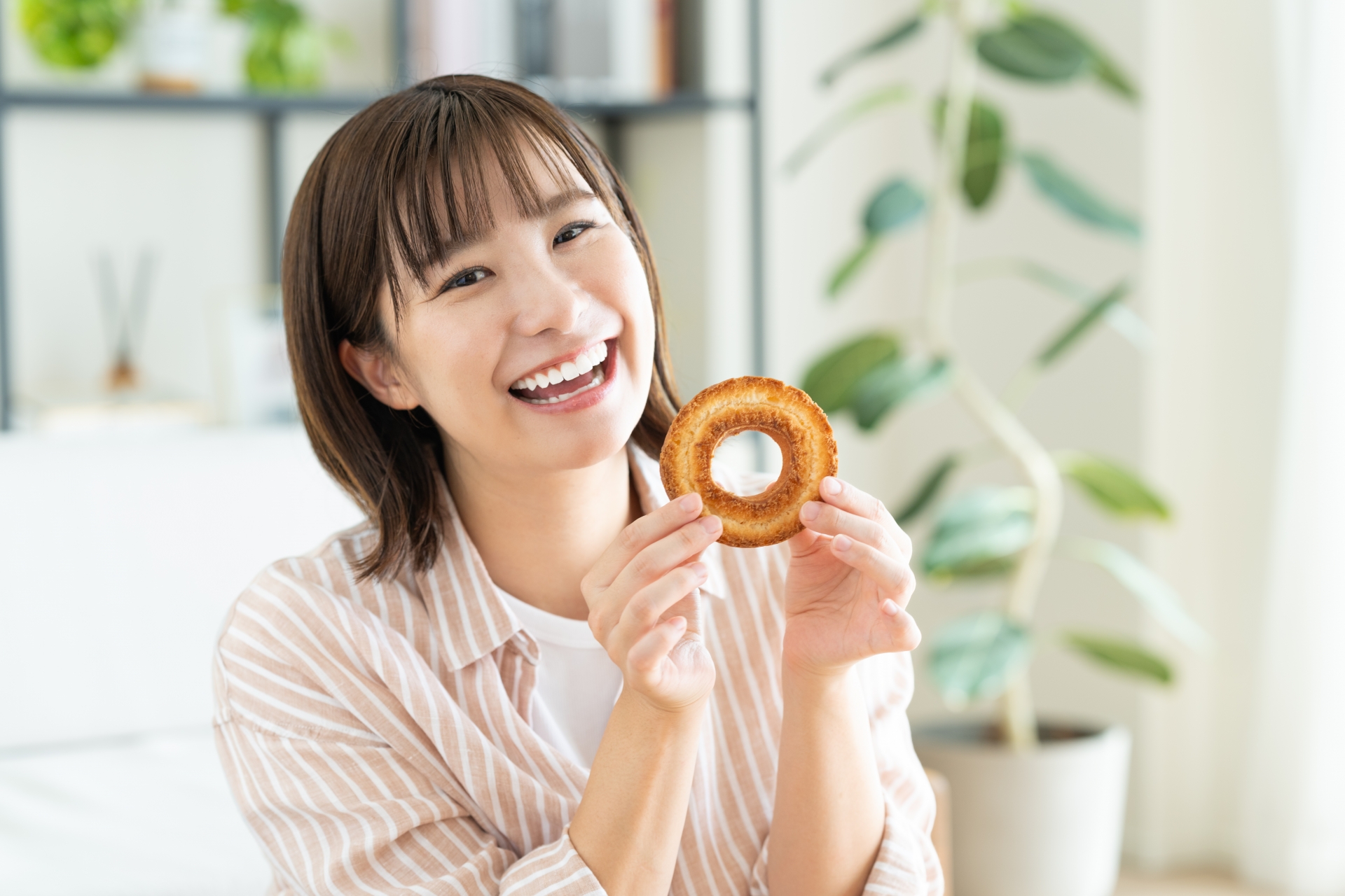 ドーナツと女性と観葉植物