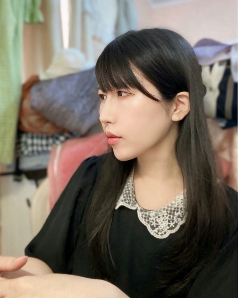 黒い服を着た女性